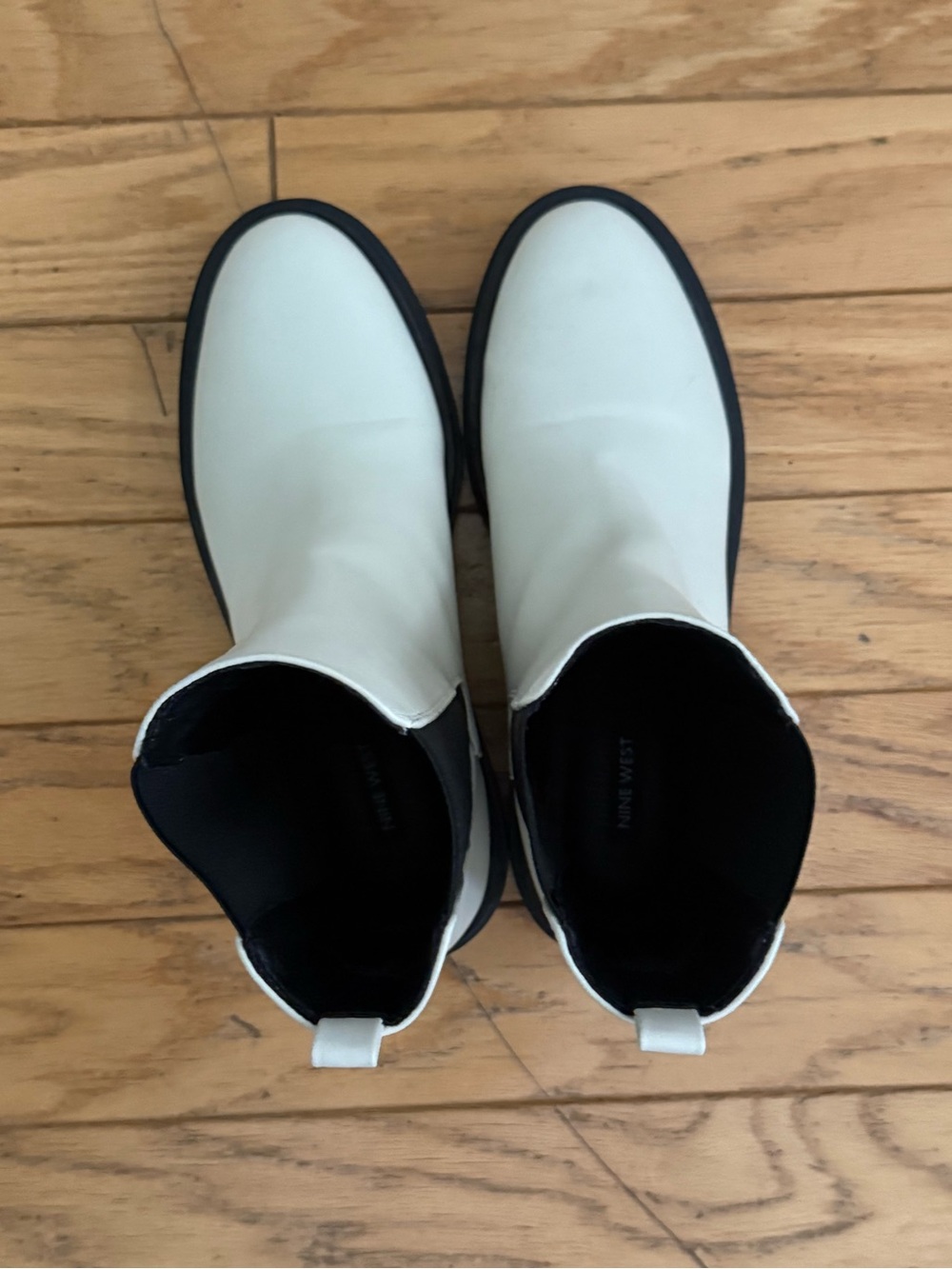 Women’s White Chelsea Boots Nine West size women 8.5 Minimal Slip-On Ankle Boot